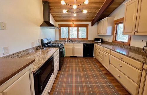 Plymouth House | Mountain Home: Hot Tub & 9 Mins to Skyeship Gondola & 20 Mins to Okemo!