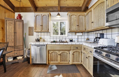 Fox Farm Cabin | Rustic Retreat Big Bear~Central Fox Farm Chalet~