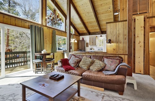 Fox Farm Cabin | Rustic Retreat Big Bear~Central Fox Farm Chalet~