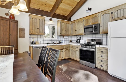 Fox Farm Cabin | Rustic Retreat Big Bear~Central Fox Farm Chalet~