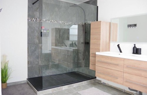 Poissy Bed & Breakfast | Maison Moderne Loft, Idéalement Située Pour les JO 2024. Golf /equitation / Velo
