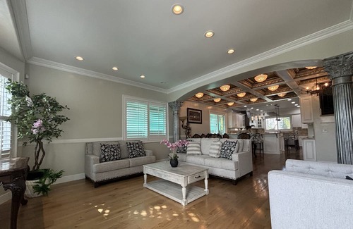 Burbank House | Charming 4-bedroom Entire House with swimming pool WiFi in welcoming Burbank