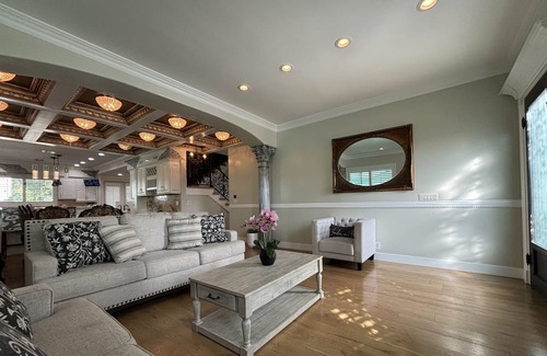 Burbank House | Charming 4-bedroom Entire House with swimming pool WiFi in welcoming Burbank