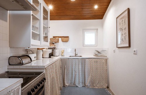 Mafra House | Typical house in Mafra, near the beach. Authentic atmosphere, charming patio.