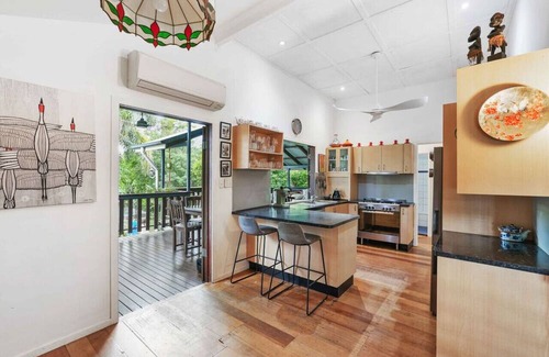 Machans Beach House | Beachside Traditional Queenslander - Close to City