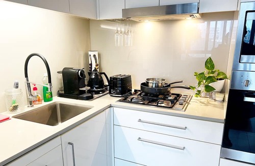 Bowen Hills Apartment | Bowen hills convenience- doorstep to RNA / RBWH, pet friendly!