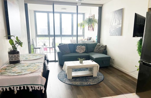 Bowen Hills Apartment | Bowen hills convenience- doorstep to RNA / RBWH, pet friendly!