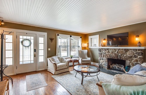 Saint Petersburg Cottage | St Petersburg Cottage w/ Porch, 2 Mi to Foxburg!