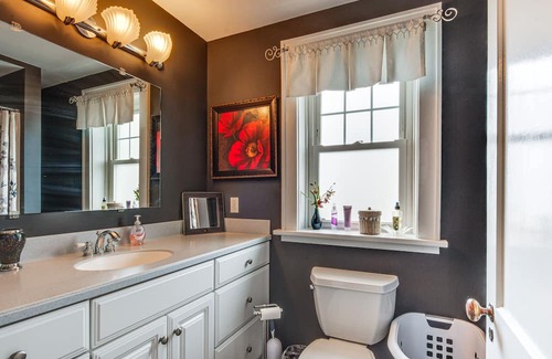Saint Petersburg Cottage | St Petersburg Cottage w/ Porch, 2 Mi to Foxburg!