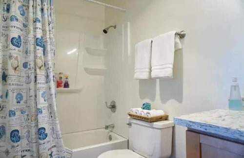 Castle Park House | 3 Bedroom Modern LuxeRetreat w/ BBQ & Billiards