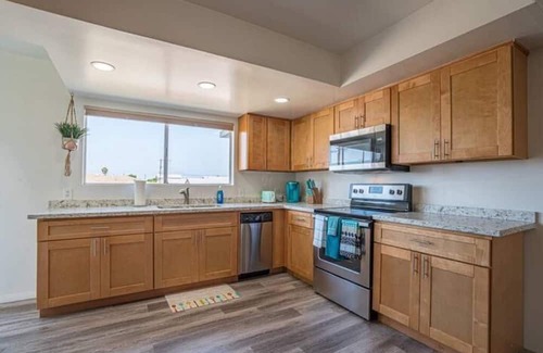 Castle Park House | 3 Bedroom Modern LuxeRetreat w/ BBQ & Billiards
