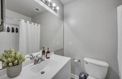 Pleasant Valley Apartment | Cozy suite~8 min to DT~big pool~2bed 2bath~free parking