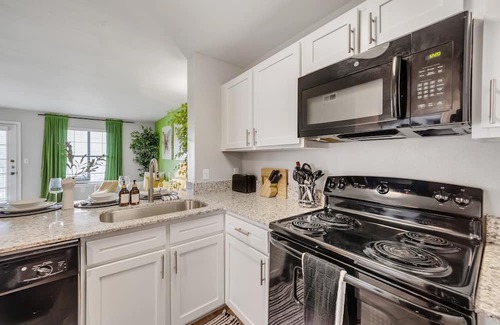 Pleasant Valley Apartment | Cozy suite~8 min to DT~big pool~2bed 2bath~free parking