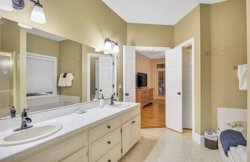 Inman House | Serene 3BR by Lake Bowen, Pool & Game Room