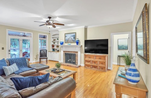 Inman House | Serene 3BR by Lake Bowen, Pool & Game Room