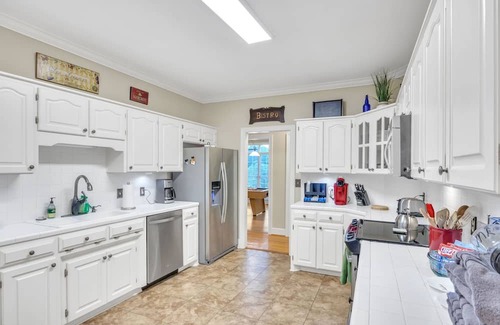 Inman House | Serene 3BR by Lake Bowen, Pool & Game Room