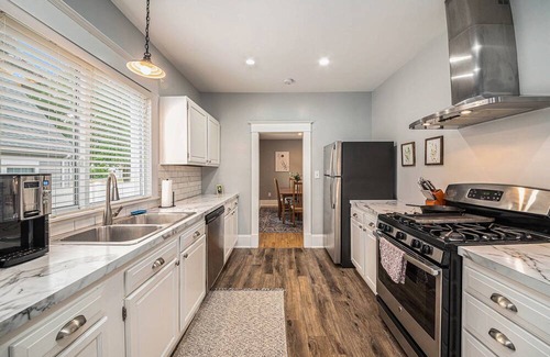 Grandville House | Cozy First Floor Apartment