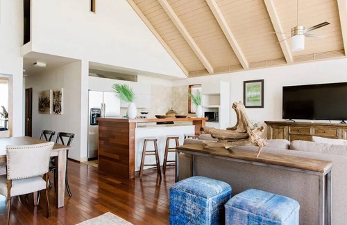 Castroville Apartment | Hillside Boutique Hotel - Luxury Suite, Multiple Beds