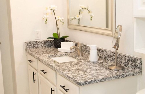 Barker House | Stay a While! 1/1 Corner Twnhme!