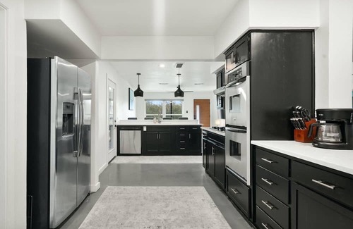 Dawson House | Oakshade Oasis – Immaculate 4 BDR w/Private Pool! Walk to S. Congress & Lamar