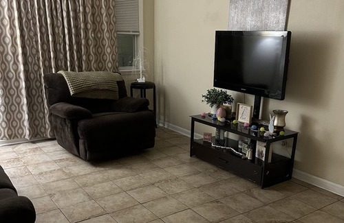 Henderson Apartment | April 8th solar eclipse line of totality. Can rent the 7th and/or the 8th.