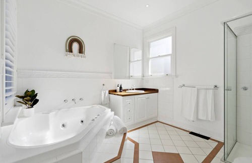 Essendon North House | Essendon Gem Bungalow 4BR