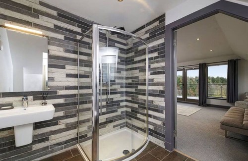 East Lewiston Villa | Stunning private villa for 12 guests with WIFI, TV, patio, pets allowed, panoramic view and park...