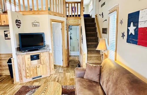 Kingsland House | Cozy Cowboy Cabin - 1 Bedroom Tiny Home - Sleeps 4