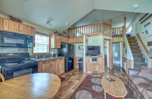 Kingsland House | Cozy Cowboy Cabin - 1 Bedroom Tiny Home - Sleeps 4