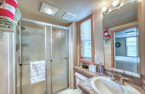 Kingsland House | Cozy Cowboy Cabin - 1 Bedroom Tiny Home - Sleeps 4