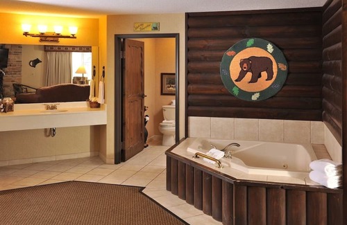 Onalaska House | Home-Away-From-Home in Onalaska w/ Hot Tub and Breakfast | 3 Units