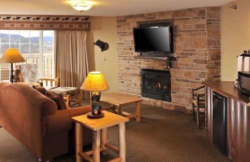 Onalaska House | Dry Bar, Living Area, Theme Suite, Stoney Creek Onalaska | 4 Units