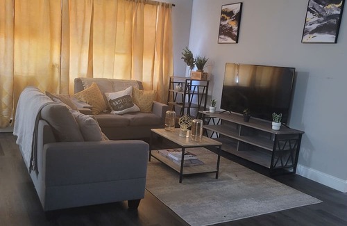 Wynnefield Apartment | 5 mins to St. Joe's and 10 mins to Linkednor hospital, 5 mins from food areas.