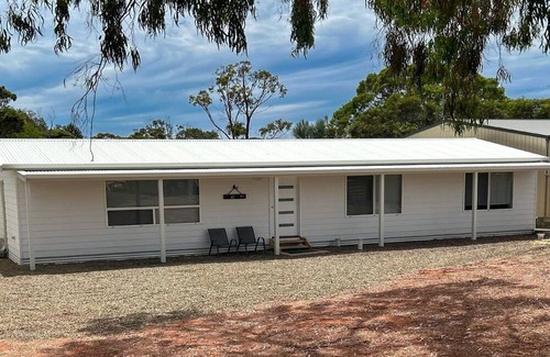 Lake Wangary House | Jubilee Cottage - Wake up to the sound of the birds in this brand new, cosy and functional, cottage retreat.