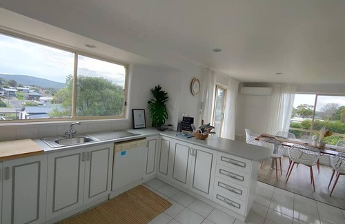 Eden House | Easy Walk to Beach & Town, pet friendly with SUPERHOSTS