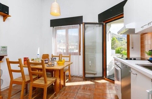 Sonvico Apartment | Cosy apartment for 4 people with WIFI, pool, TV, patio, pets allowed, panoramic view and parking
