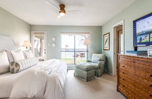Malakoff House | Beautifully Updated Cedar Creek Lakehouse - Open Water Views