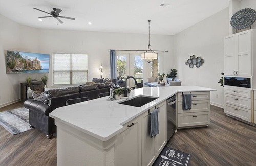 Horseshoe Bay West House | HSB West/ Newer Build/ Chic Decor