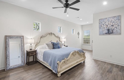 Horseshoe Bay West House | HSB West/ Newer Build/ Chic Decor