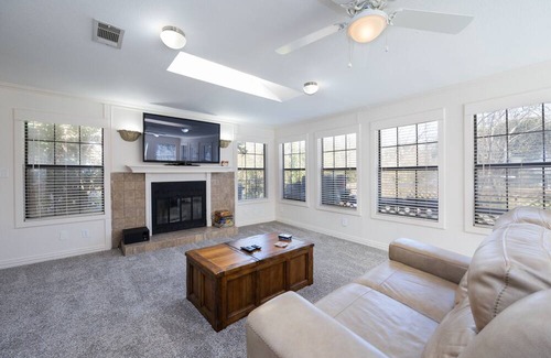 Farmers Branch Bed & Breakfast | Sunny, Spacious, Perfectly Located Home in Lovely Farmers Branch
