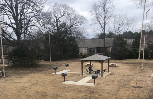 Ellendale Condo | Month to Month dogs allowed
