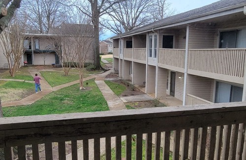 Ellendale Condo | Month to Month dogs allowed