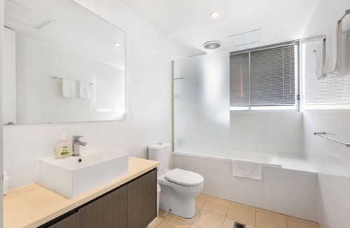 Varsity Lakes House | Shops across st! Convenient 3BR Lakeview Retreat