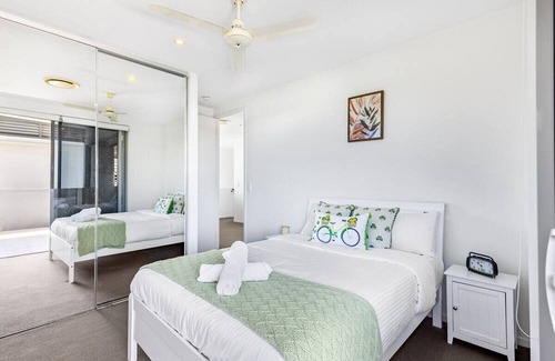 Varsity Lakes House | Shops across st! Convenient 3BR Lakeview Retreat