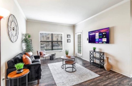 South Arlington Apartment | Sanitized Luxury 1Br 1Bath Condo/King bed/Pool/Gym