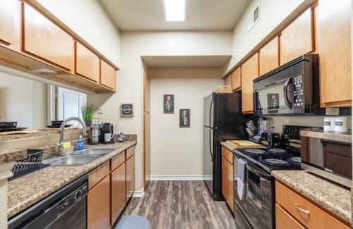 South Arlington Apartment | Sanitized Luxury 1Br 1Bath Condo/King bed/Pool/Gym