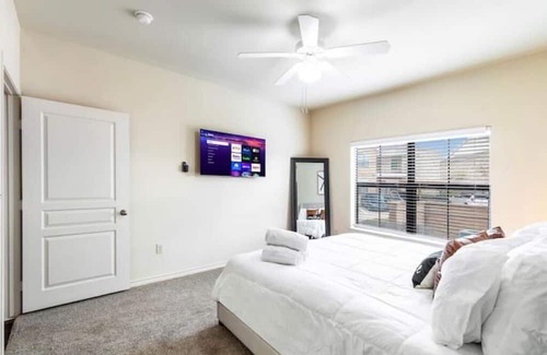 South Arlington Apartment | Sanitized Luxury 1Br 1Bath Condo/King bed/Pool/Gym