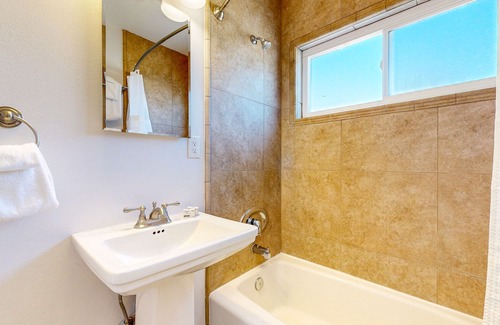 Old Towne Condo | Sunny condo by the beach with a full kitchen, balcony, & water view