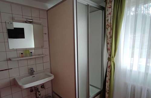 Hundsbach House | Comfortable single room with shared bathroom and kitchen