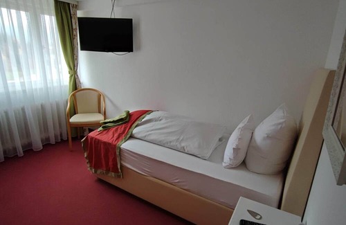 Hundsbach House | Comfortable single room with shared bathroom and kitchen